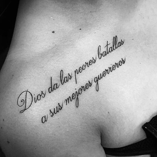 Lee más sobre el artículo 20 Tatuajes con frases en español que son verdadera poesía en tu piel